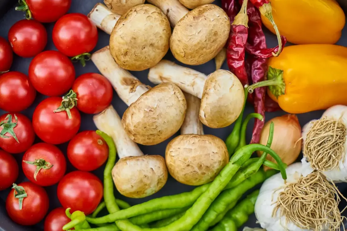 Pomidory, pieczarki, papryka, chili, czosnek i cebula – składniki, które razem tworzą smak umami. Co to jest umami? To piąty smak, głęboki i satysfakcjonujący.