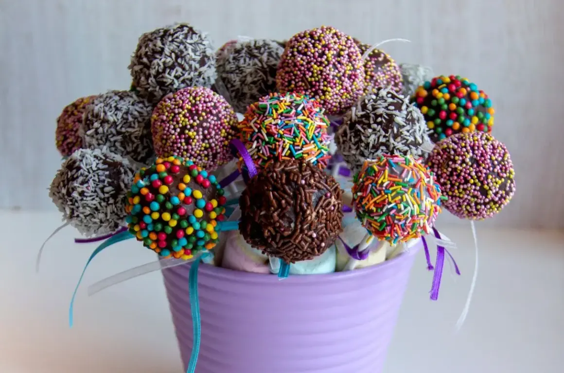 Kolorowe cake pops w wazonie. Idealne na przyjęcie, gdy masz ochotę na coś słodkiego. Prosty cake pops przepis na sukces!
