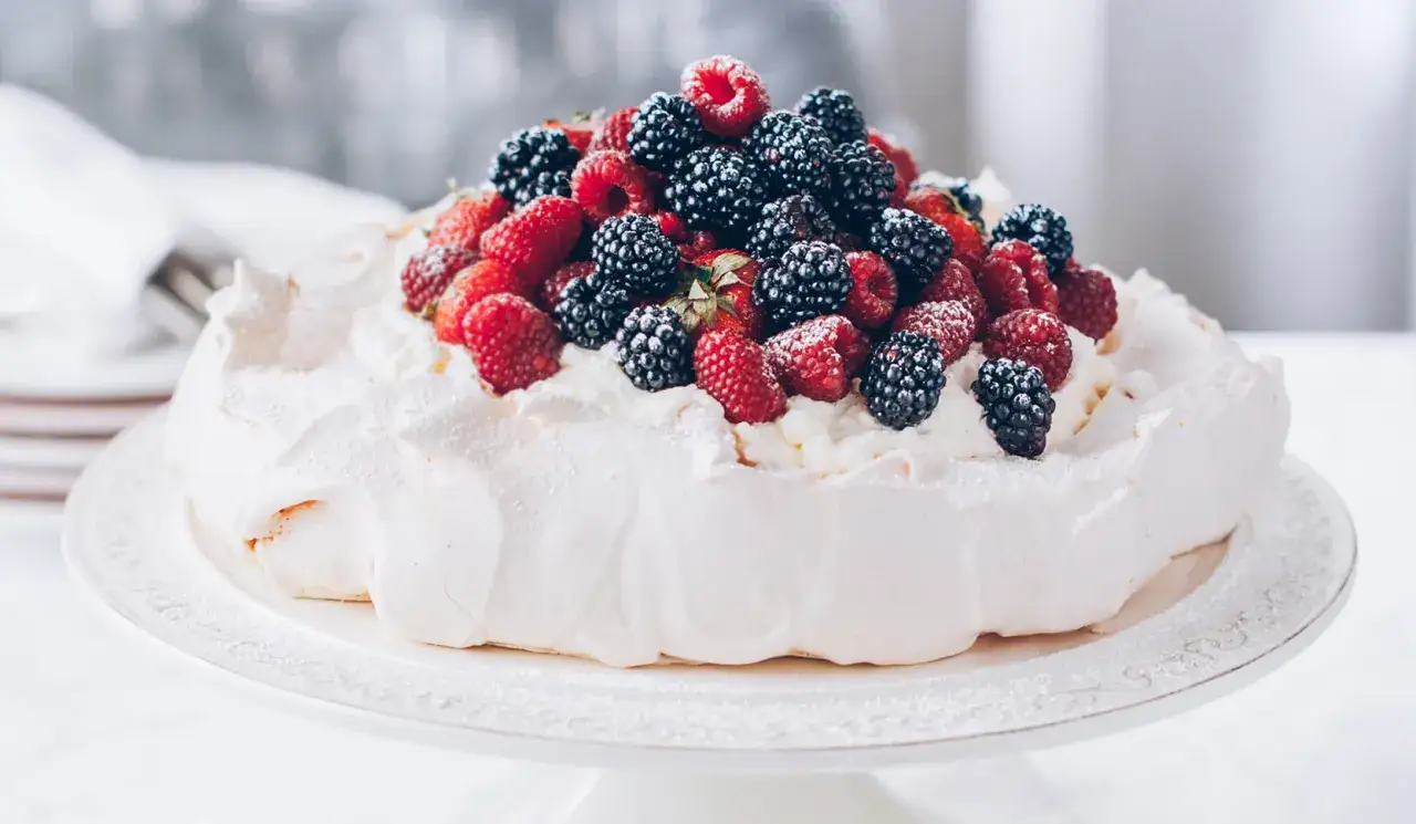 Beza Pavlova z owocami leśnymi. Idealny przepis na letni deser.