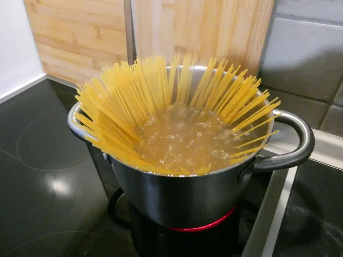 Gotujesz spaghetti? Aby makaron się nie sklejał, dodaj łyżkę oleju do wrzącej wody.