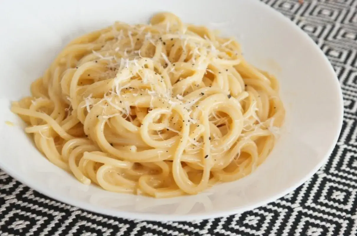 Pyszne spaghetti carbonara, idealne na szybki obiad. Ten przepis na carbonarę jest prosty i szybki.