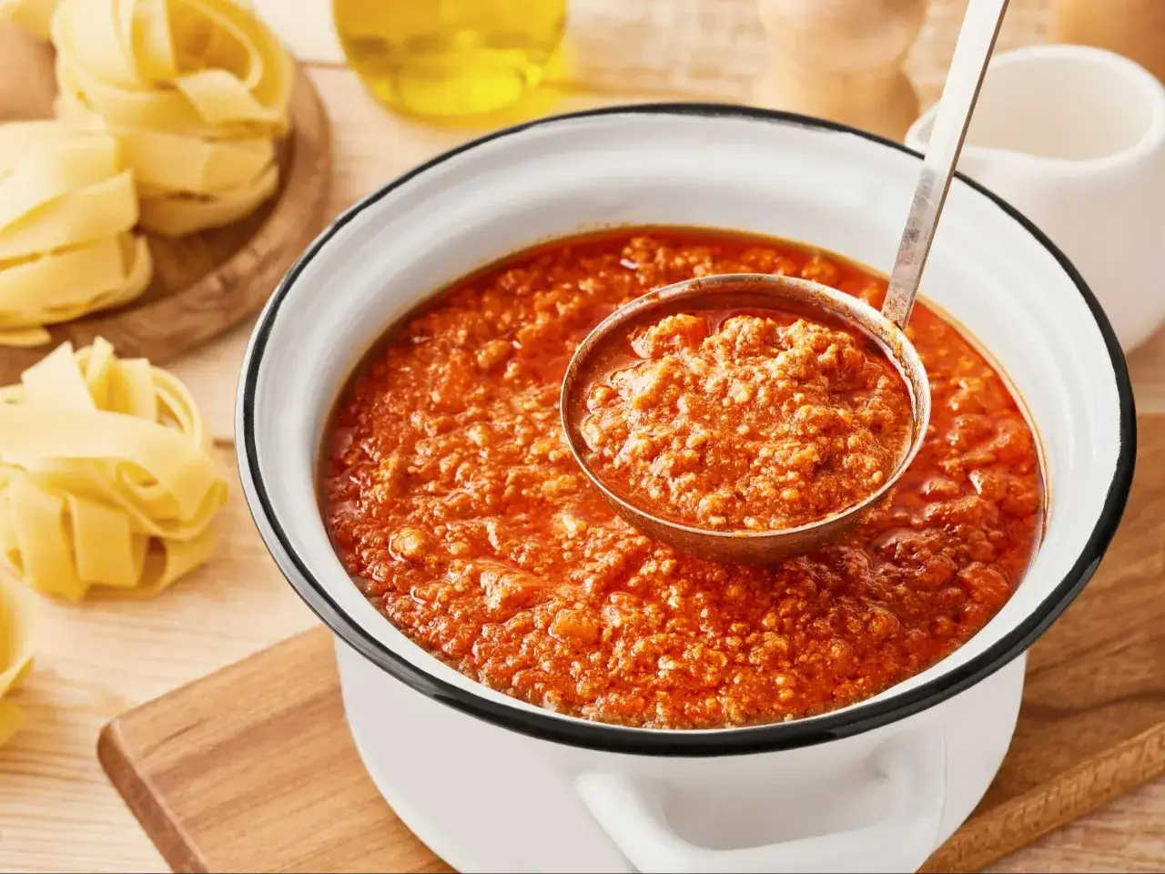 Gęsty sos bolognese w garnku, gotowy do podania z makaronem tagliatelle.