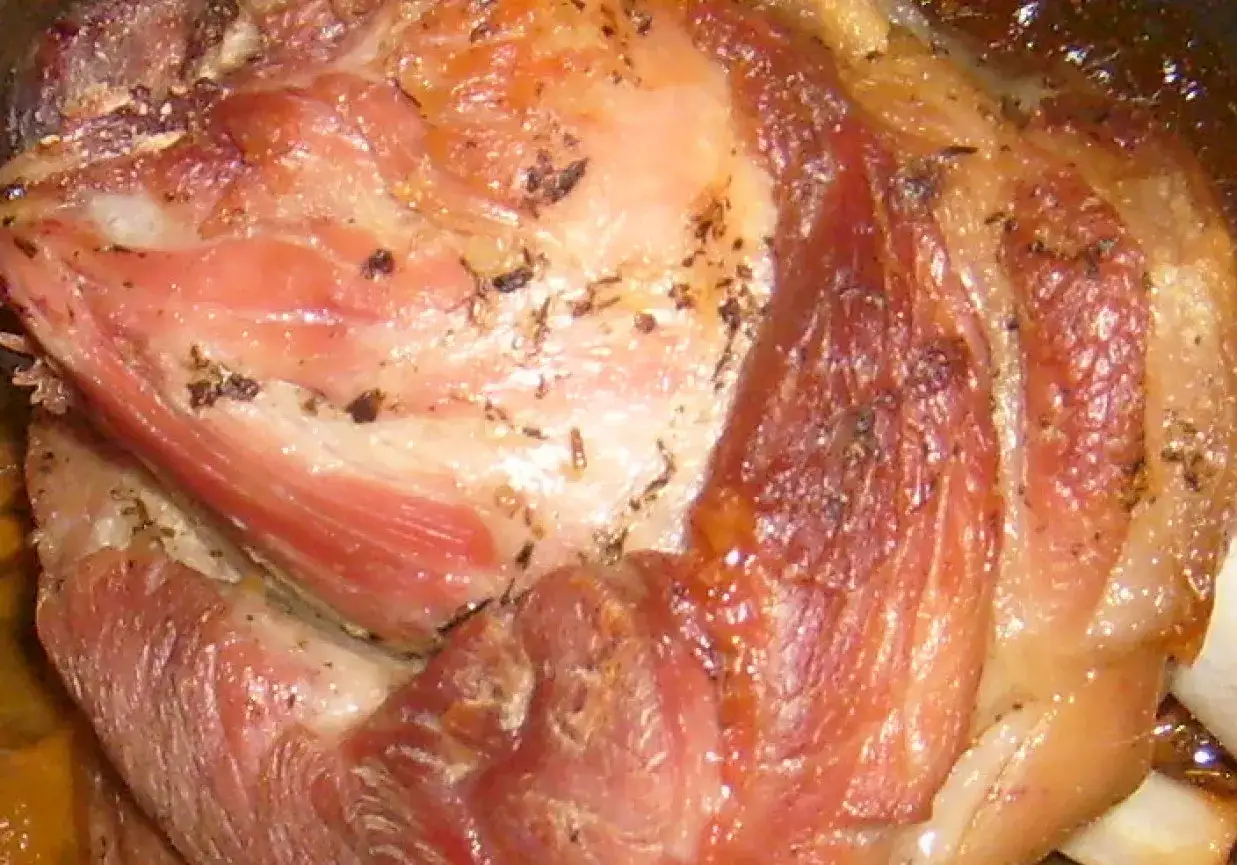 Soczysta golonka w piwie, pieczona do perfekcji, z chrupiącą sk&oacute;rką i aromatycznymi przyprawami.