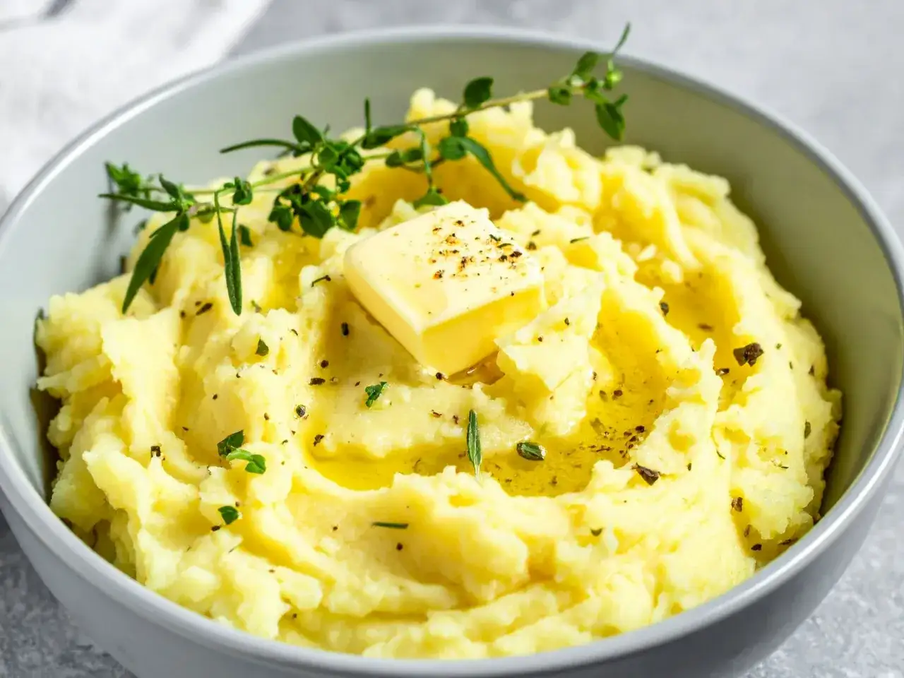 Puszyste puree ziemniaczane z masłem i ziołami. Czy ziemniaki są lekkostrawne? Tak, w tej postaci są bardzo łatwe do strawienia.