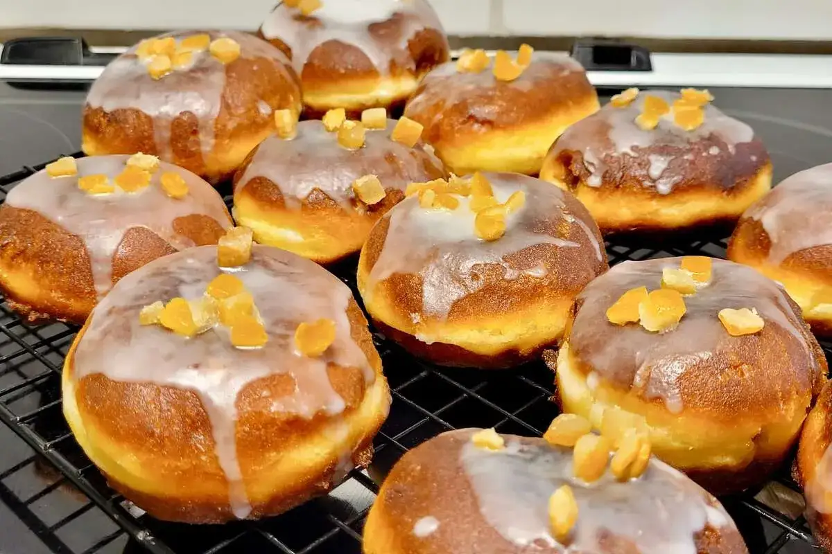 Pyszne pączki z lukrem i kandyzowaną sk&oacute;rką pomarańczową, idealne na tłusty czwartek. Prosty paczki przepis na domowe wypieki.
