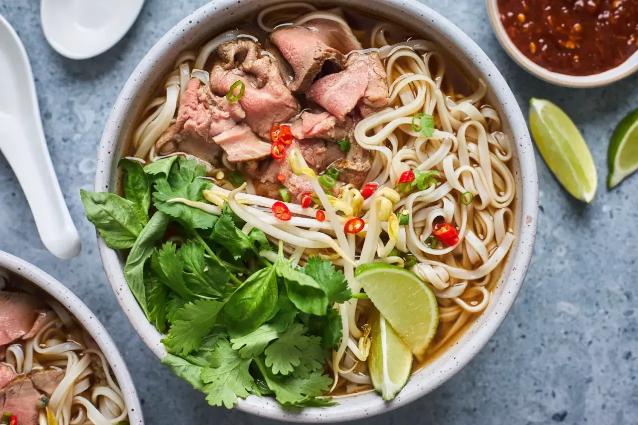 Aromatyczna zupa pho z wołowiną, makaronem ryżowym, kiełkami fasoli mung, kolendrą i chili. Idealna na lekki posiłek, zupa pho kcal.