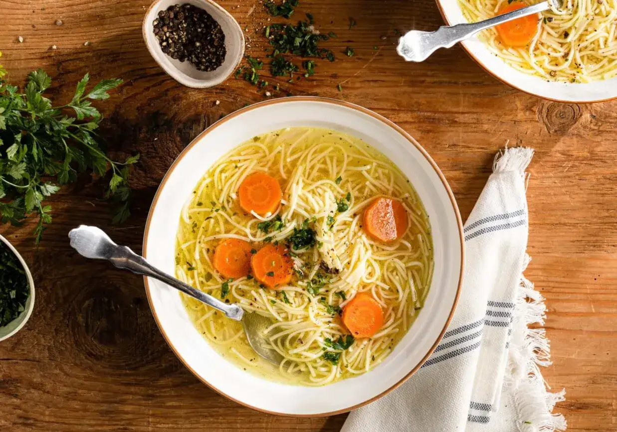 Aromaticzny ros&oacute;ł z makaronem i marchewką. Zastanawiasz się, ile kalorii ma ros&oacute;ł? Ten domowy przysmak jest lekki i pożywny.