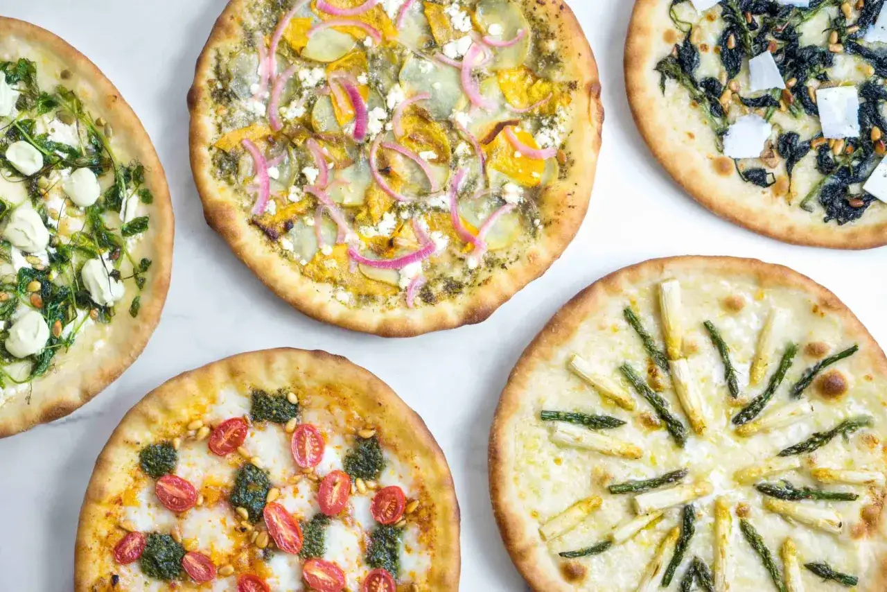 Pięć r&oacute;żnych pizz: z pomidorami i pesto, szparagami, dynią i cebulą, szpinakiem i orzeszkami pinii, a także z serem i zielonymi warzywami. Ania gotuje!