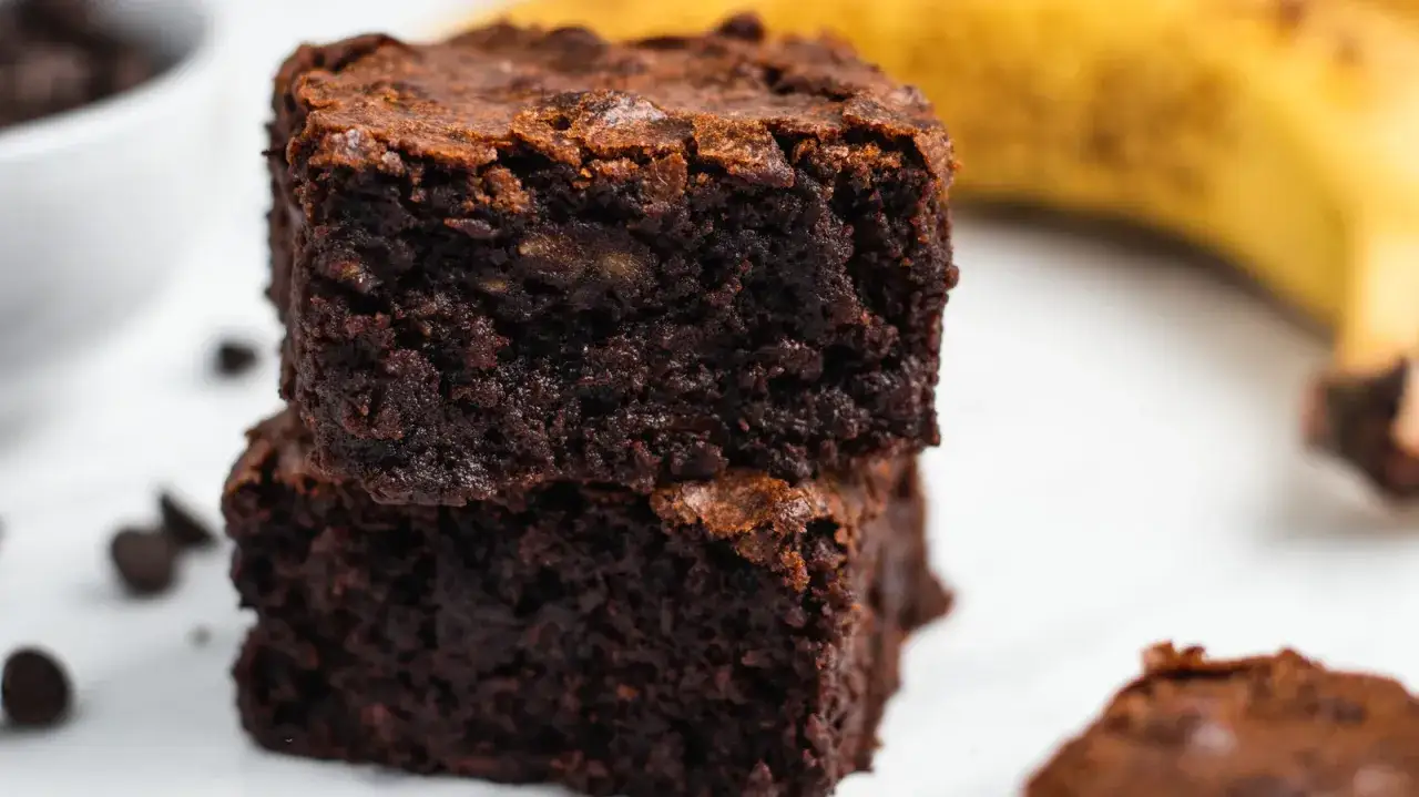 Pyszne brownie z bananami, wilgotne i czekoladowe, z kawałkami banana w środku.