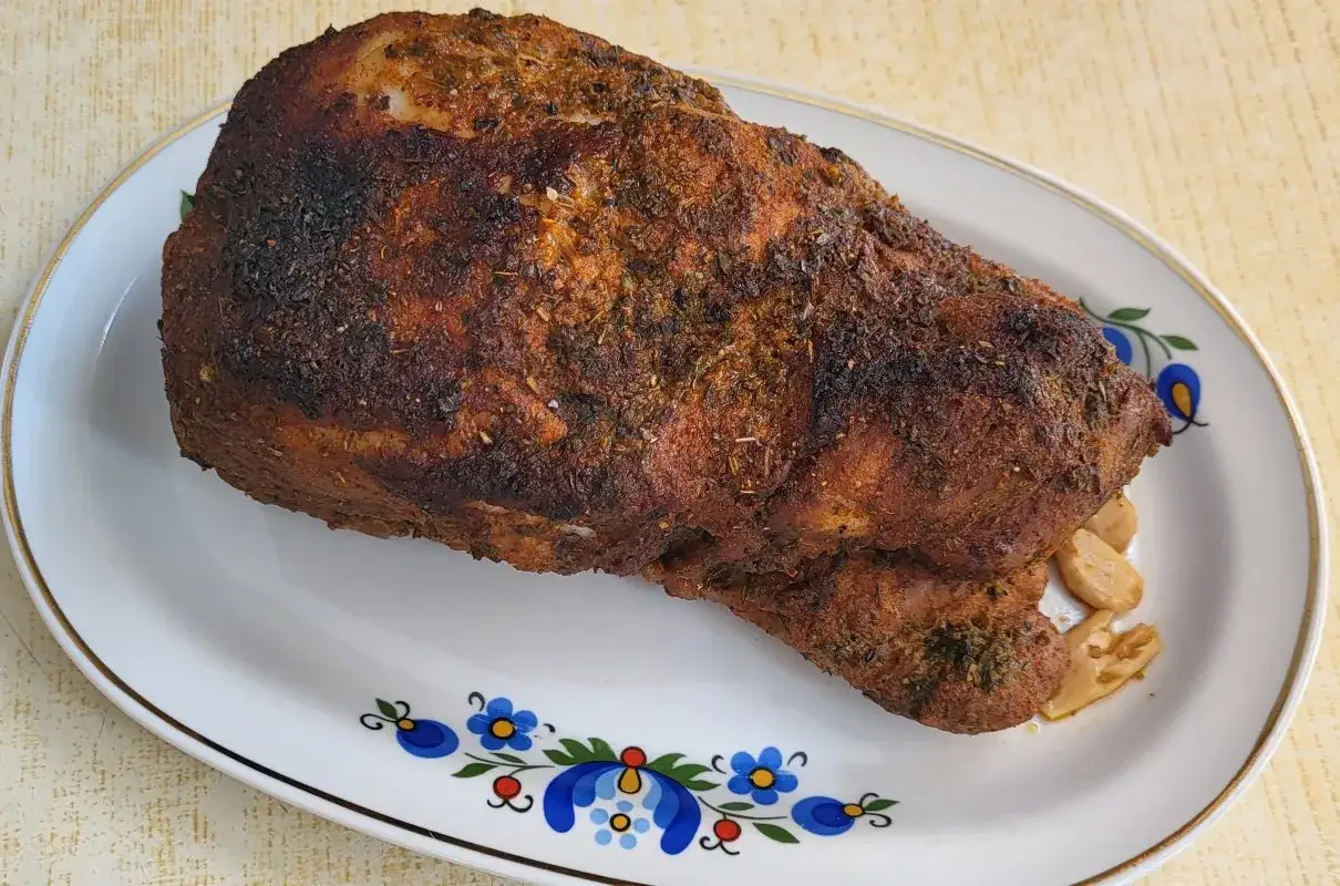 Pieczony schab, idealny do pulled pork. Przepis na soczyste mięso z chrupiącą sk&oacute;rką, doprawione ziołami.