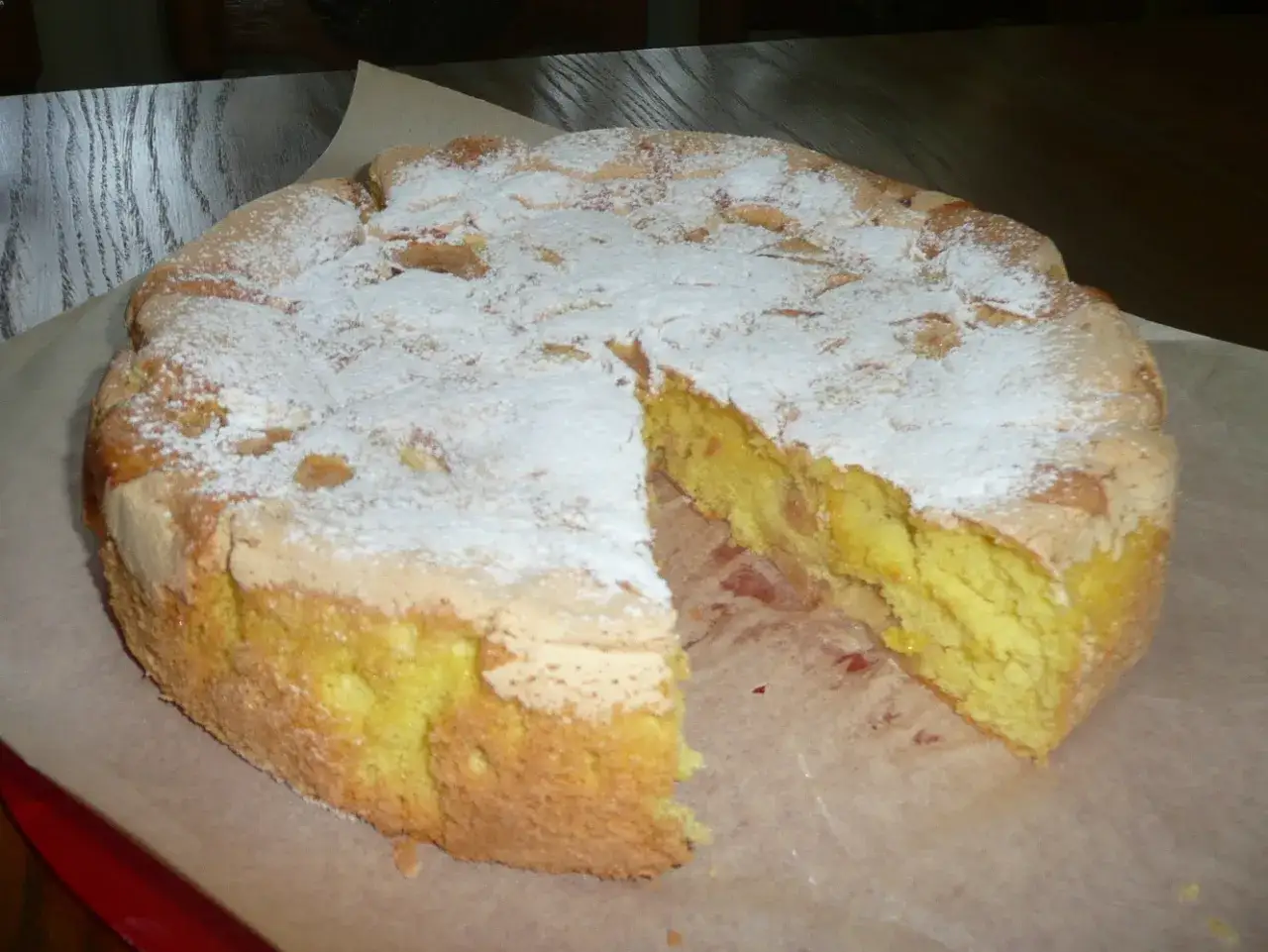 Puszyste ciasto bez tłuszczu, posypane cukrem pudrem. Wygląda apetycznie i lekko.