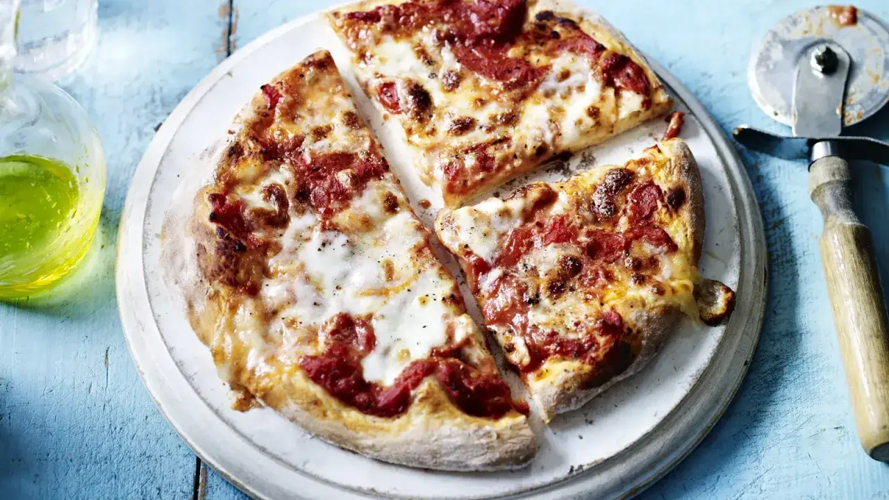 Ekspresowa pizza z patelni, pyszna i gorąca, z ciągnącym się serem i pikantnym salami. Idealna na szybki obiad.