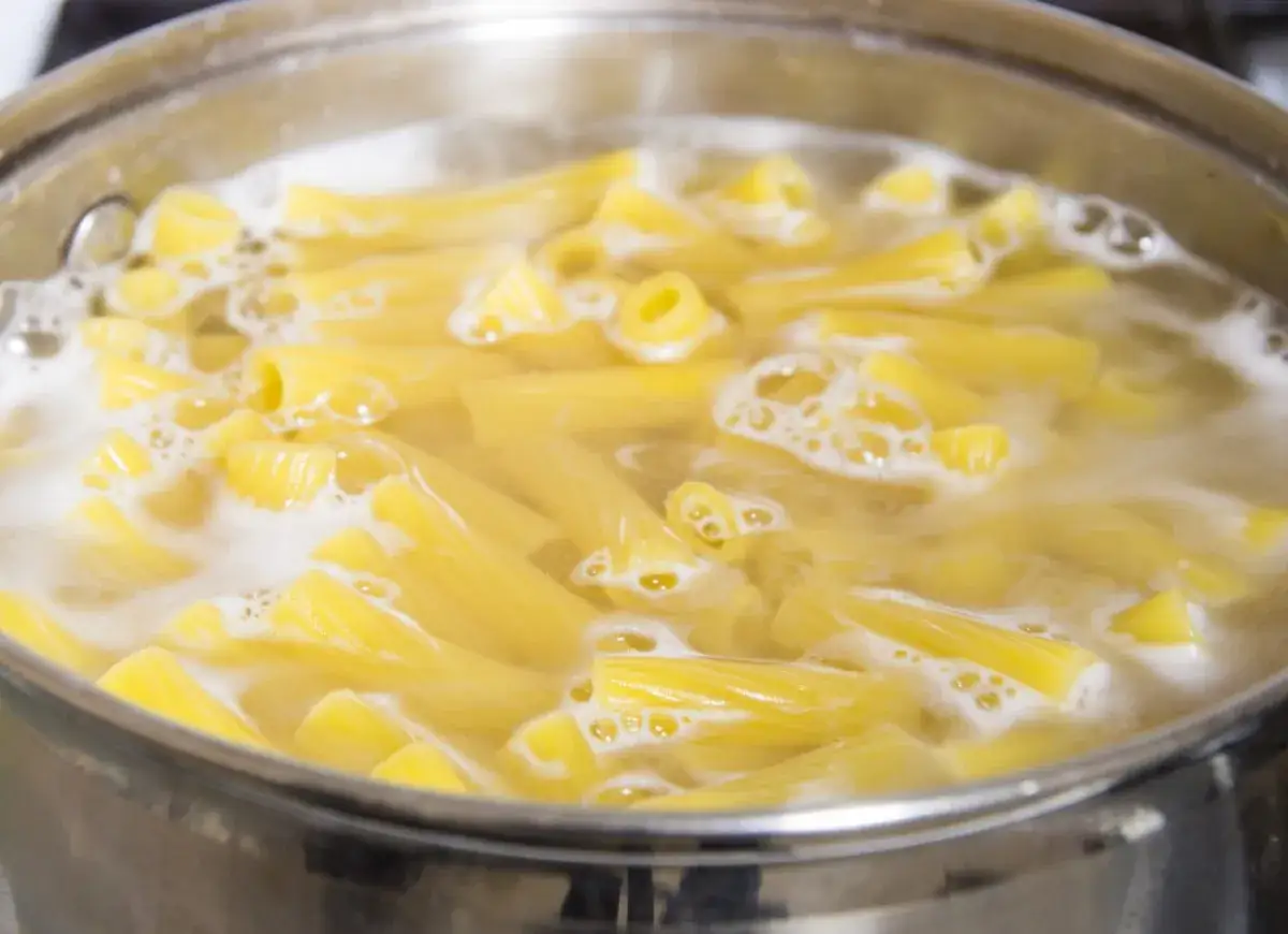 Makaron penne gotuje się w bulgoczącej wodzie. Prosty spos&oacute;b, jak zrobić makaron idealnie al dente.