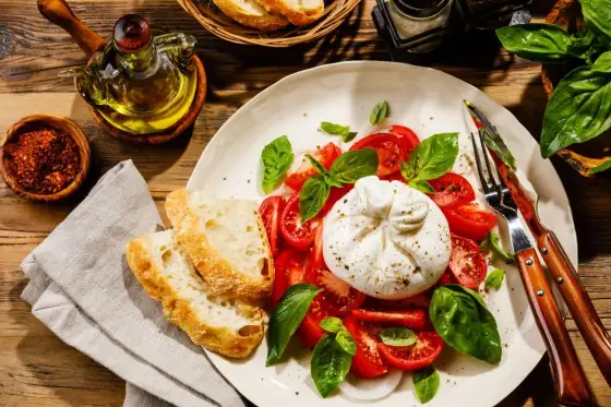 Burrata - co to za ser i z czym ją podawać?