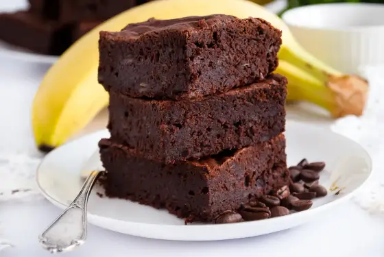 Wilgotne brownie bananowe z kremowym środkiem