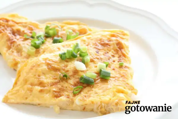 Puszysty omlet z białek, delikatnie złożony i posypany świeżym szczypiorkiem. Idealny lekki posiłek.