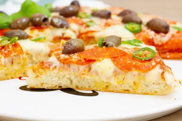 Pyszna, ekspresowa pizza z patelni z pepperoni, oliwkami i papryczką. Idealna na szybki obiad.