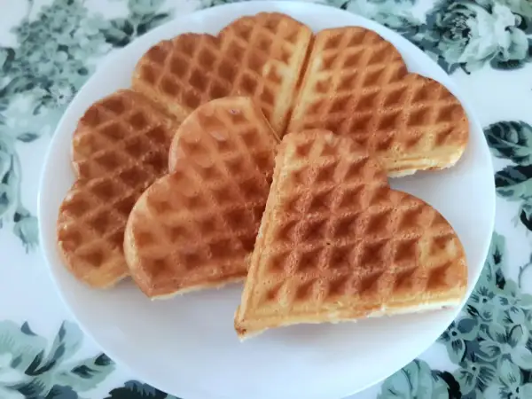 Sześć pysznych gofrów w kształcie serca, idealnych na śniadanie. Ten przepis na gofry jest prosty i szybki.