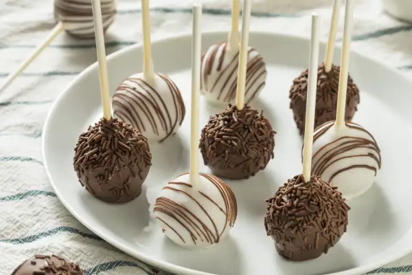 Pyszne cake pops z 3 składników: czekoladowe i białe, w czekoladowej posypce lub z polewą.