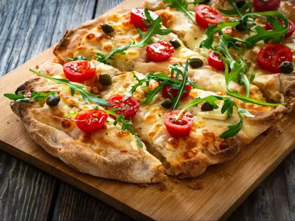 Pyszna pinsa z pomidorkami, rukolą i mozzarellą. Idealny przepis na pinsę dla każdego smakosza.