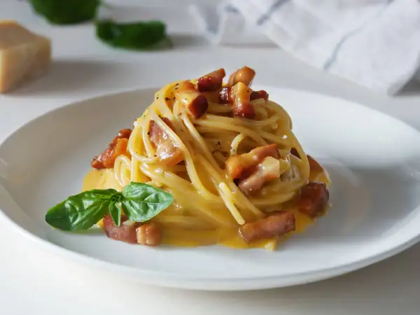 Pyszne spaghetti carbonara, idealne na szybki obiad. Ten przepis na carbonarę zachwyci każdego!