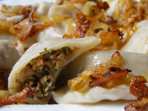 Pyszne pierogi z kurkami, okraszone rumianą cebulką. Idealne na jesienny obiad.